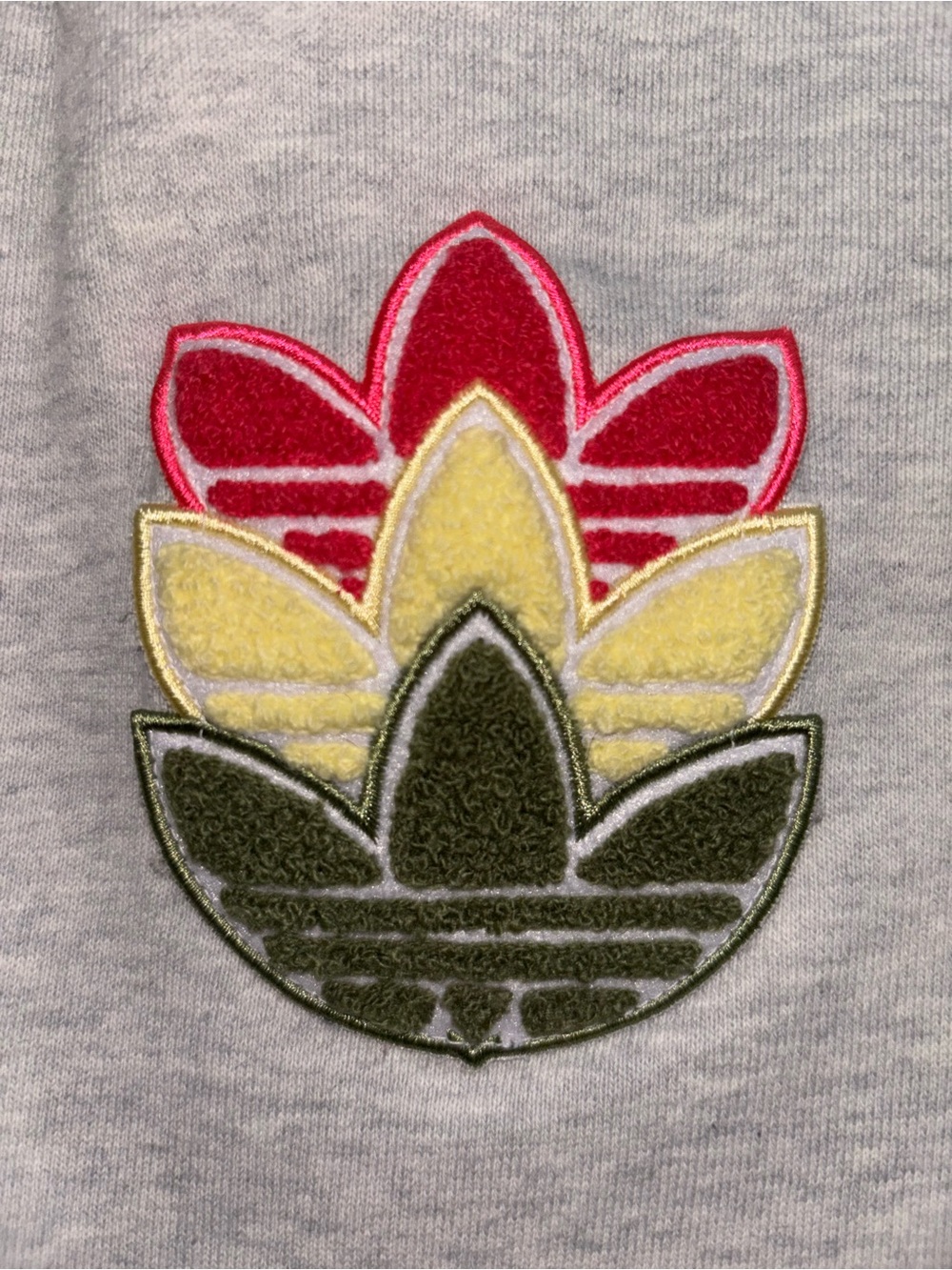Adidas Cuffed Jogger Sweatpants Women’s Size XL Gray Multicolor Trefoil HA4367 - Picture 2 of 16